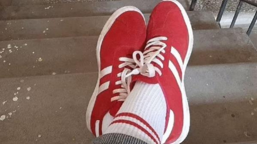 O ülkede kırmızı beyaz ayakkabı ve çorap giyen kadına para cezası verildi