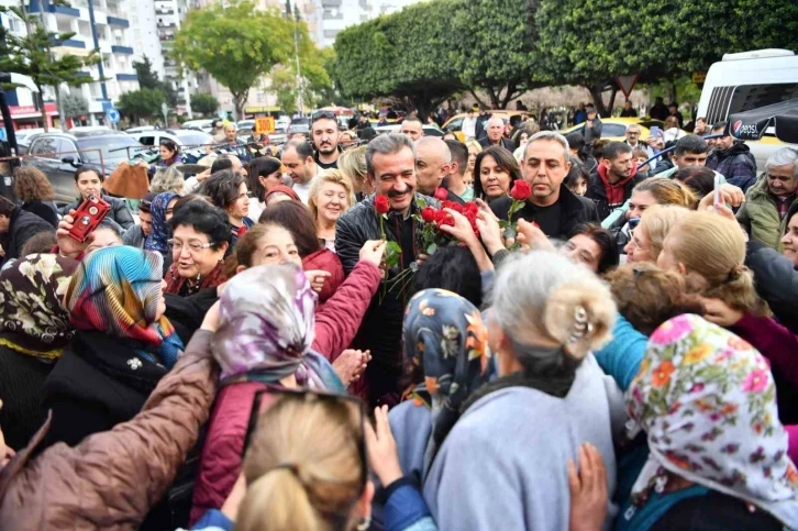 Belediye Başkanı Çetin, kadınlara gül dağıttı

