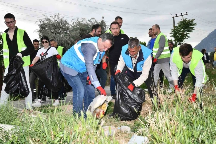 Belediye başkanı ve işçiler 3,5 saat çöp temizledi
