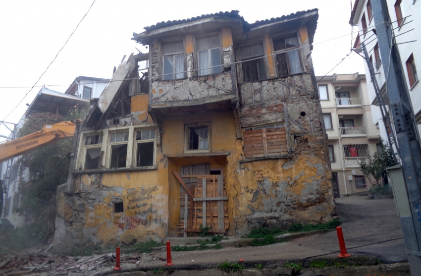 Osmangazi'de tehlike arz eden bina yıkıldı