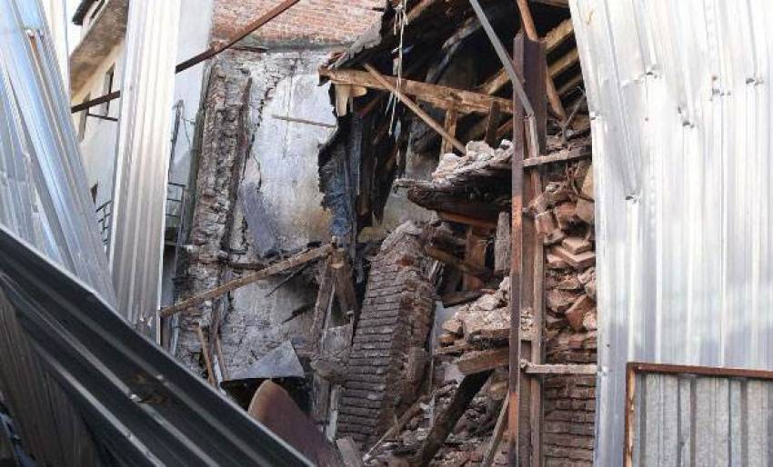 İzmir'de tarihi bina çöktü