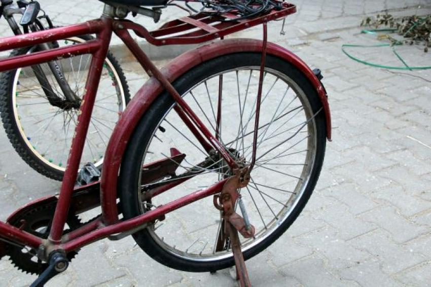 Minibüs bisiklete çarptı, 1 ölü