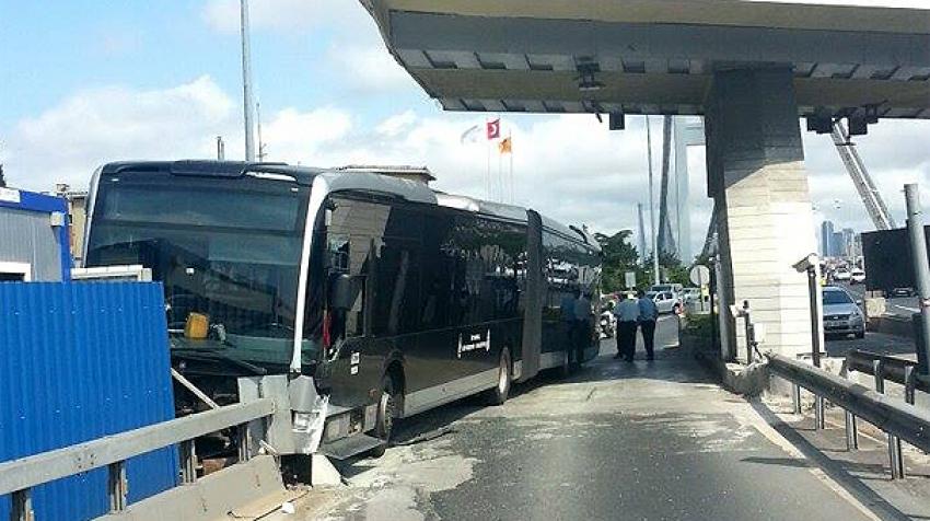 Metrobüs bariyerlere çarptı : 2 yaralı