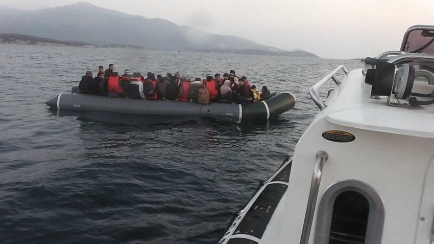 Lastik botta 60 kaçak göçmen yakalandı