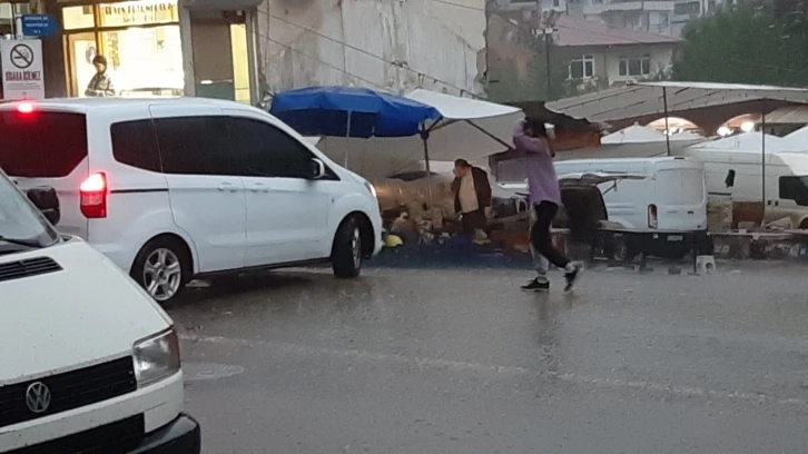 Bolu’da aniden bastıran yağmur sokakları göle çevirdi
