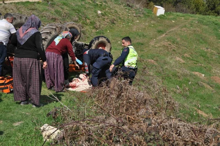Bolu’da traktör devrildi: Dede öldü, torunu yaralandı
