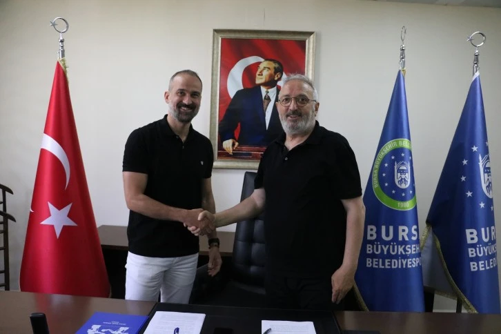 Bursa Büyükşehir Belediyespor Erkek Voleybol Takımı Başantrenör Cemal Bora Şensoy’la devam ediyor