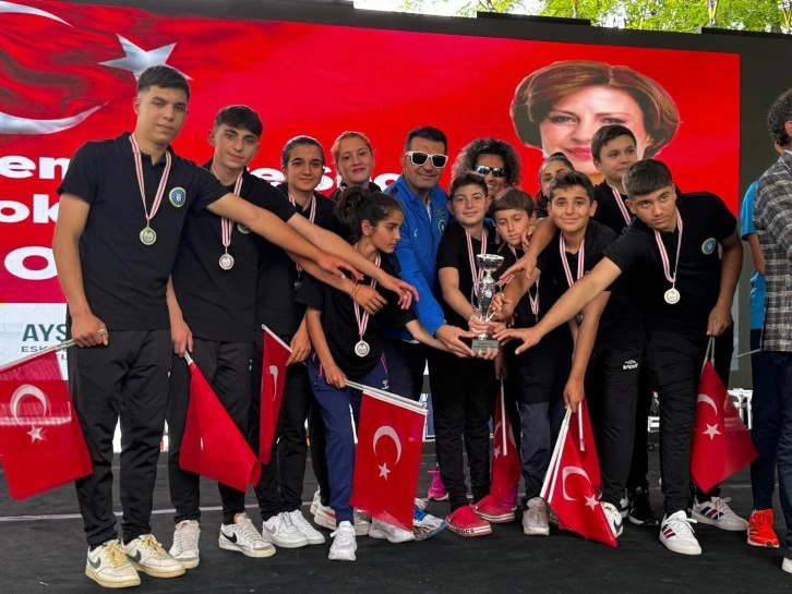 Bursa Büyükşehir Belediyesporlu kanocular madalyaları yine topladı