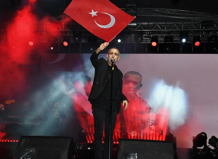 Bursa'da 19 Mayıs kutlamaları Haluk Levent konseriyle sona erdi 