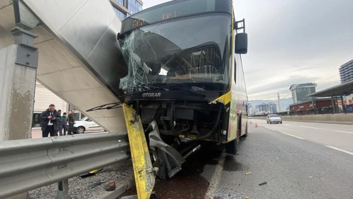 Bursa'da belediye otobüsü bariyerlere ok gibi saplandı: 1'i ağır 5 yaralı