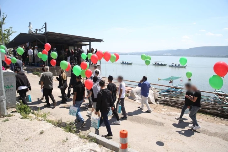 Bursa'da çocuklar, özgürlüklerini gökyüzüne balon uçurarak kutladı