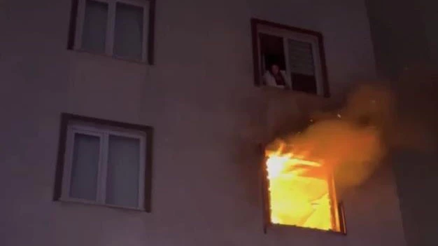 Bursa’da ev alev alev yandı.. Komşusu film izler gibi izledi