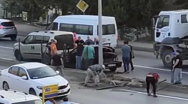 Bursa'da freni patlayan kamyon yoldan çıktı: 2 yaralı