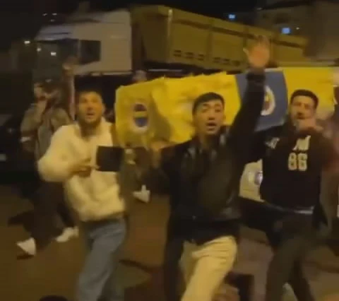 Bursa’da Galatasaray taraftarları Fenerbahçe tabutu taşıdı