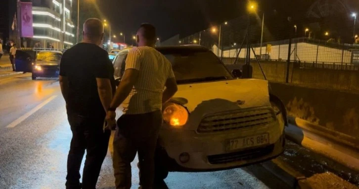 Bursa’da kontrolden çıkan araç önce bariyere sonra otomobile çarptı