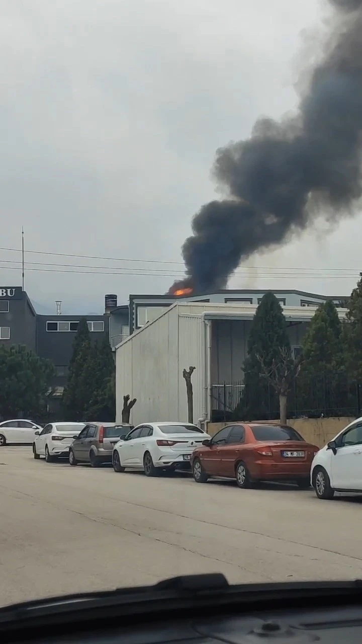 Bursa’da korkutan fabrika yangını

