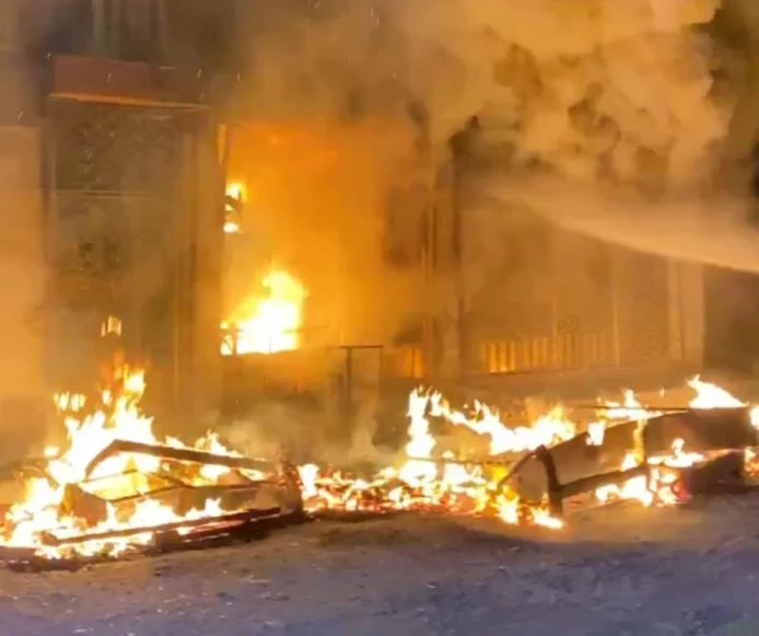 Bursa’da mobilya dükkanında çıkan yangın evlere sıçradı