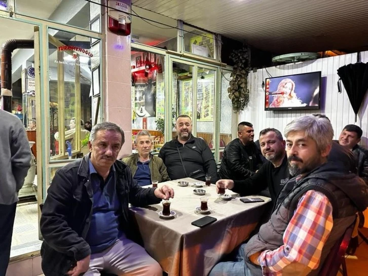 Bursa'da seçimleri Erdoğan kazanınca vatandaşlara ücretsiz çay ikram etti 