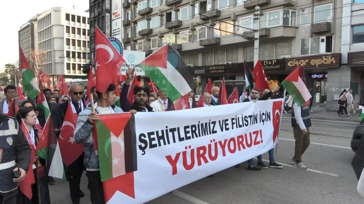 Bursa'da üniversite öğrencileri şehitlerimiz için yürüdü