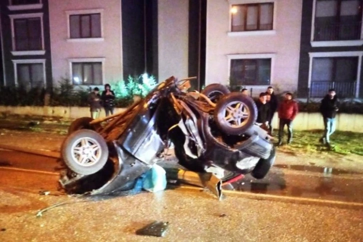 Bursa'daki korkunç kazada sürücü cipin camından yola fırladı 