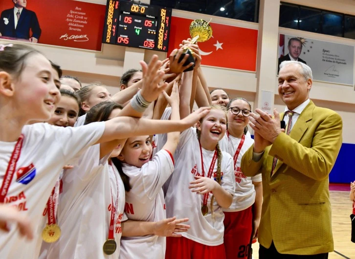 Bursa Mustafakemalpaşa'nın genç kızları şampiyonluk kupasını Başkan Erdem'den aldı