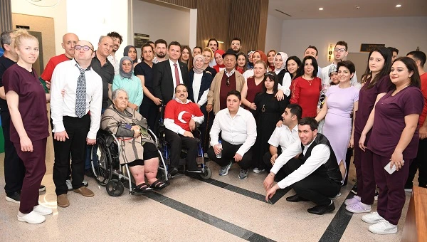 Bursa Osmangazi Belediye Başkanı Erkan Aydın engelsiz koroya eşlik etti