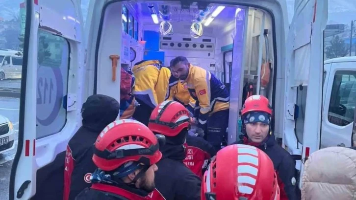 Bursa Osmangazi Belediyesi ekipleri genç kızı 28 saat sonra enkaz altından kurtardı 
