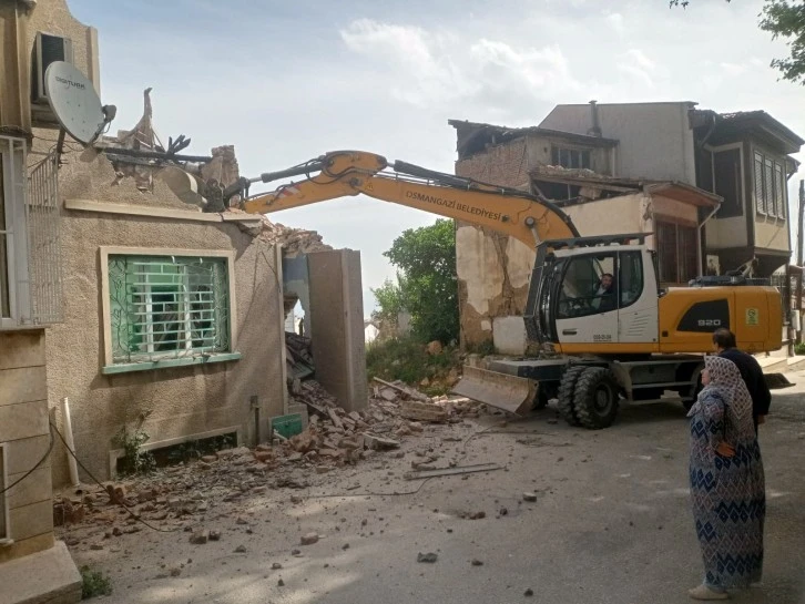 Bursa Osmangazi Belediyesi metruk binaları tek tek yıkıyor! 