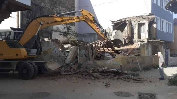 Bursa Osmangazi Belediyesi metruk binaları yıkmaya devam ediyor