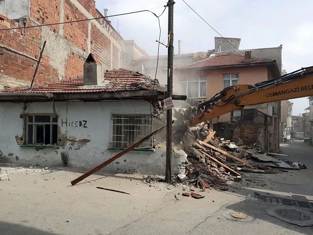 Bursa Osmangazi'de suç örgütlerinin yuvalandığı metruk binalar yıkılıyor