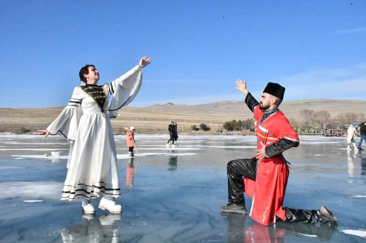 Buzla kaplı Çıldır Gölü’nde Kafkas gösterisi havadan görüntülendi
