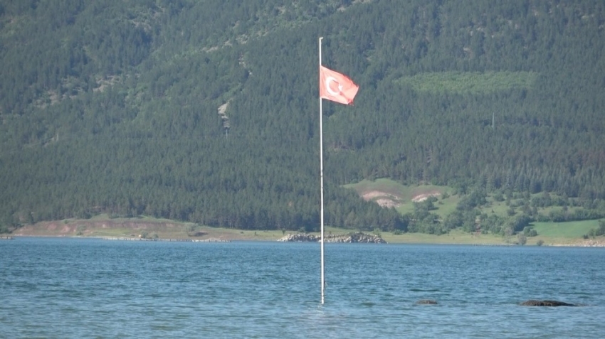 Sadece Türk bayrağı su yüzeyinde kaldı
