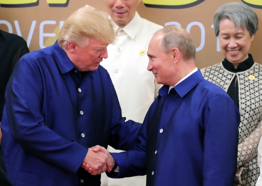 Trump ve Putin Vietnam’da tokalaştı