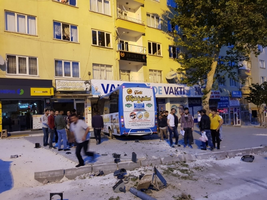 Halk otobüsü seçim bürosuna daldı: 2 yaralı