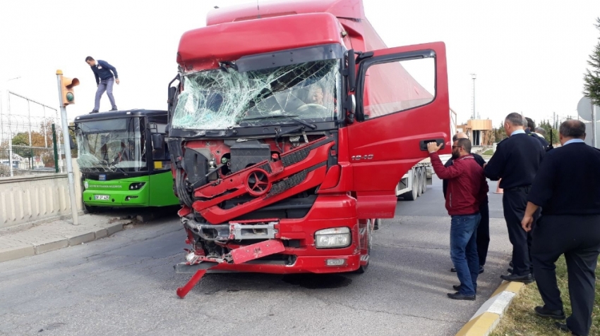 TIR ile halk otobüsü çarpıştı: 10 yaralı