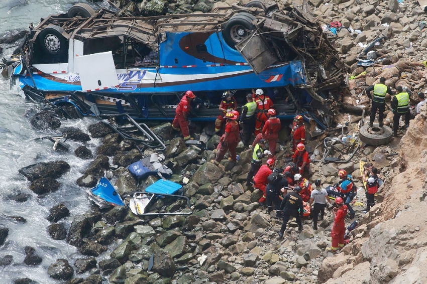 Peru'da otobüs uçuruma devrildi! En az 48 ölü