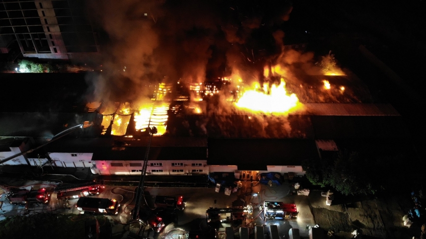Ambalaj fabrikasındaki yangın devam ediyor