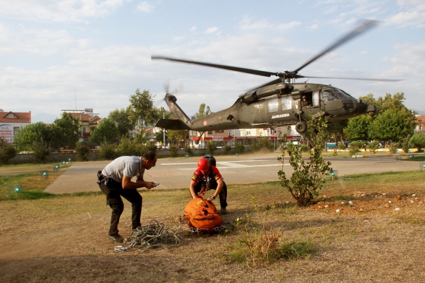 Fethiye’de kayalıklardan düşen turist helikopterle kurtarıldı