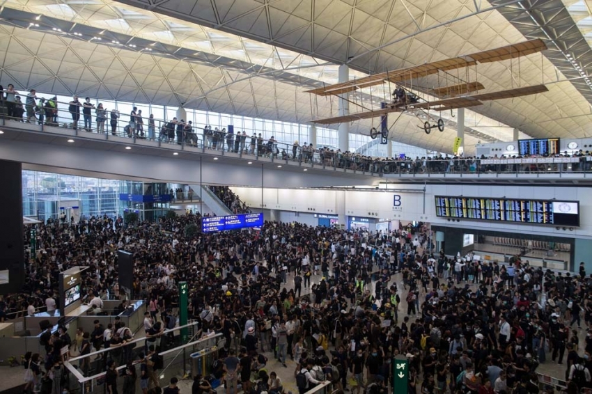 Hong Kong Uluslararası Havalimanı’ndaki tüm uçuşlar iptal edildi