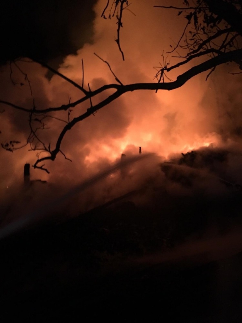 Kastamonu’da üç katlı ahşap ev çıkan yangında kül oldu