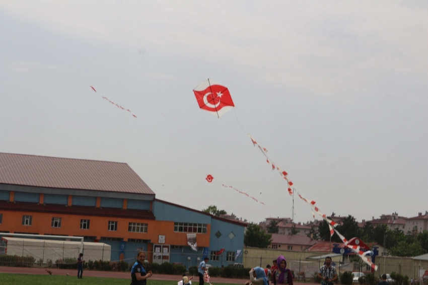 400 çocuk Türk bayraklı uçurtmalarla gökyüzünü süsledi