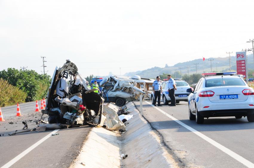 Çanakkale-Bursa yolunda feci kaza! Minibüs ikiye bölündü