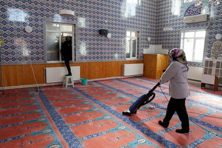 Camilerde Ramazan temizliği
