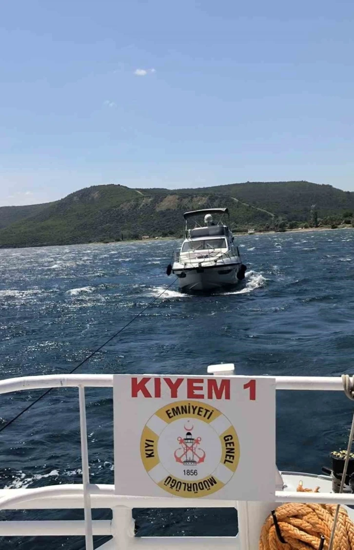 Çanakkale Boğazı’nda sürüklenen içinde 4 kişinin bulunduğu tekne kurtarıldı
