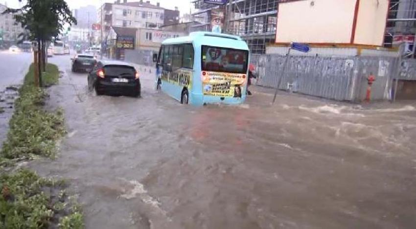 İstanbul'da aşırı yağış E-5'te trafiği durdurdu