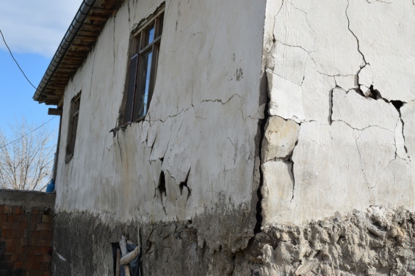 Malatya’daki depremlerde 250 bina hasar gördü