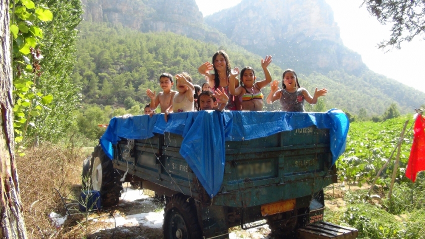 Köy çocuklarının ’traktör havuzu’