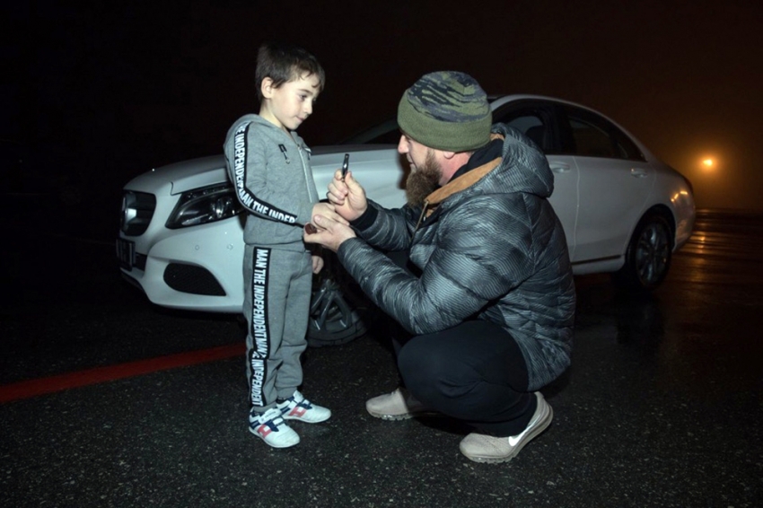 Çeçen lider 5 yaşındaki rekortmen çocuğa araba hediye etti