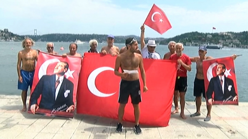 Boğaz’ın serin sularına atlayıp Türk Bayrağı açtılar