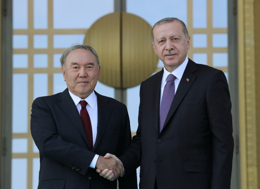 Kazak mevkidaşını resmi törenle karşıladı
